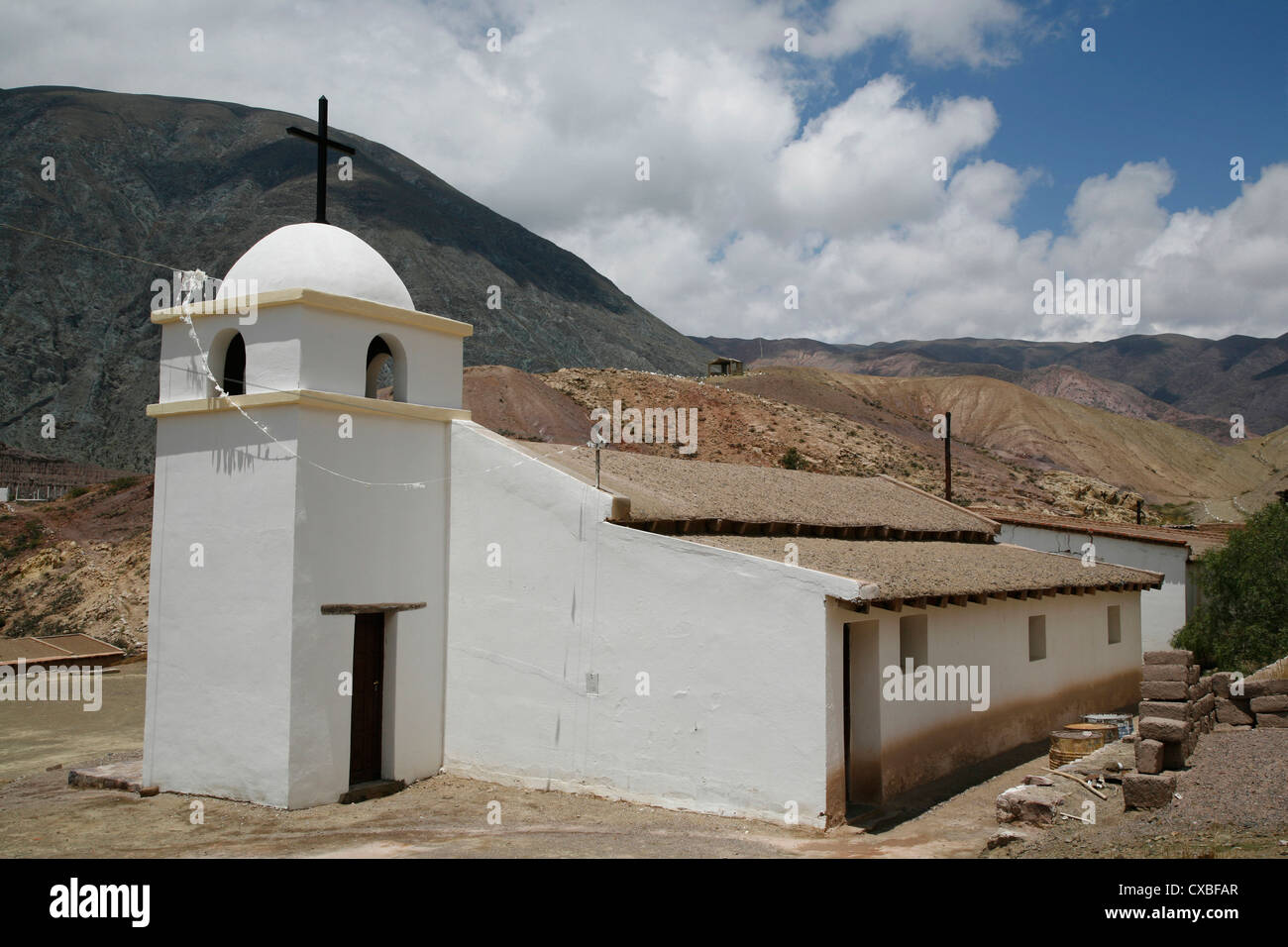 Une église près de Purmamarca, Quebrada de Humahuaca, province de Jujuy, en Argentine. Banque D'Images