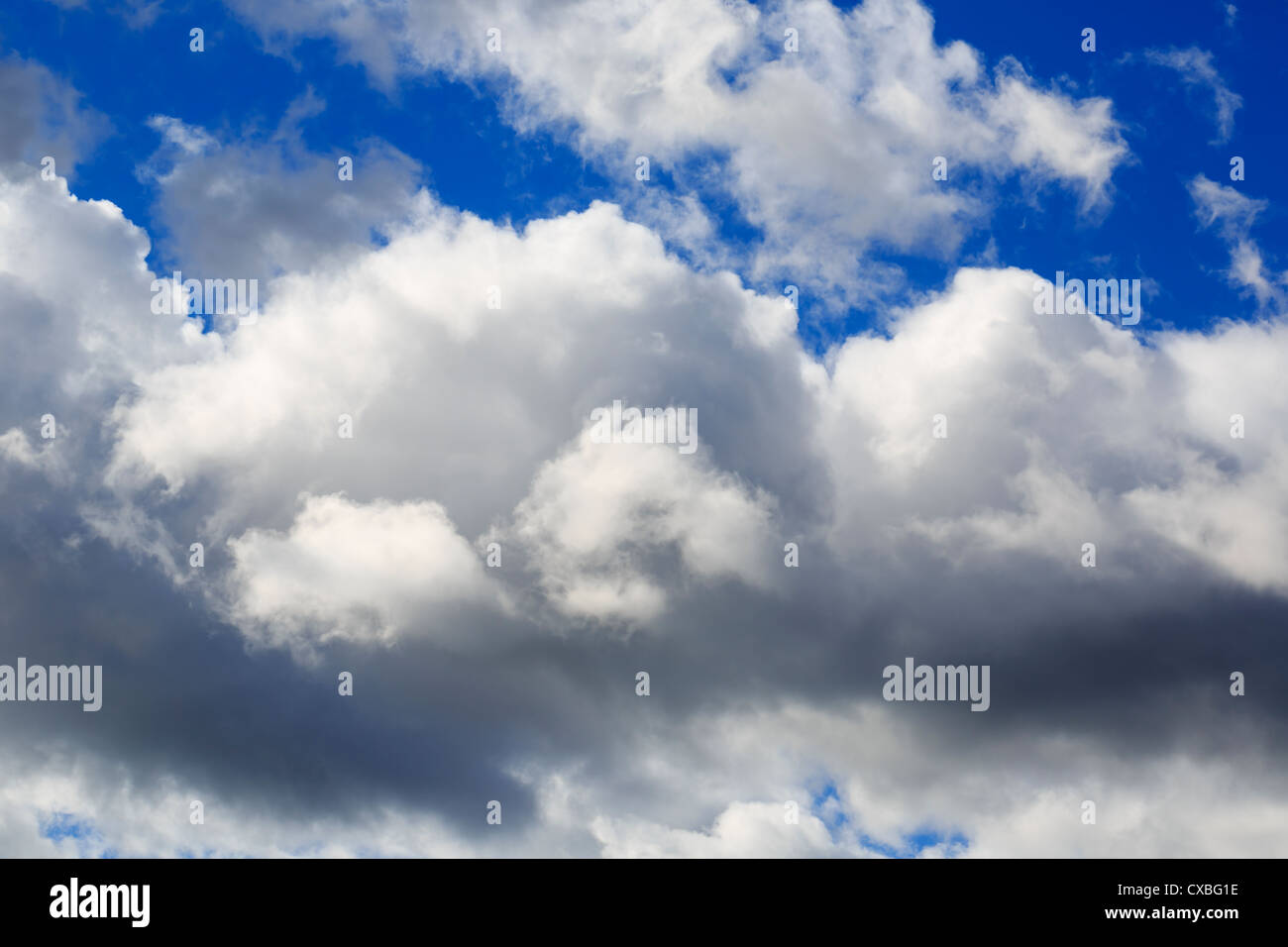 Quelques nuages passant dans le ciel bleu. Banque D'Images