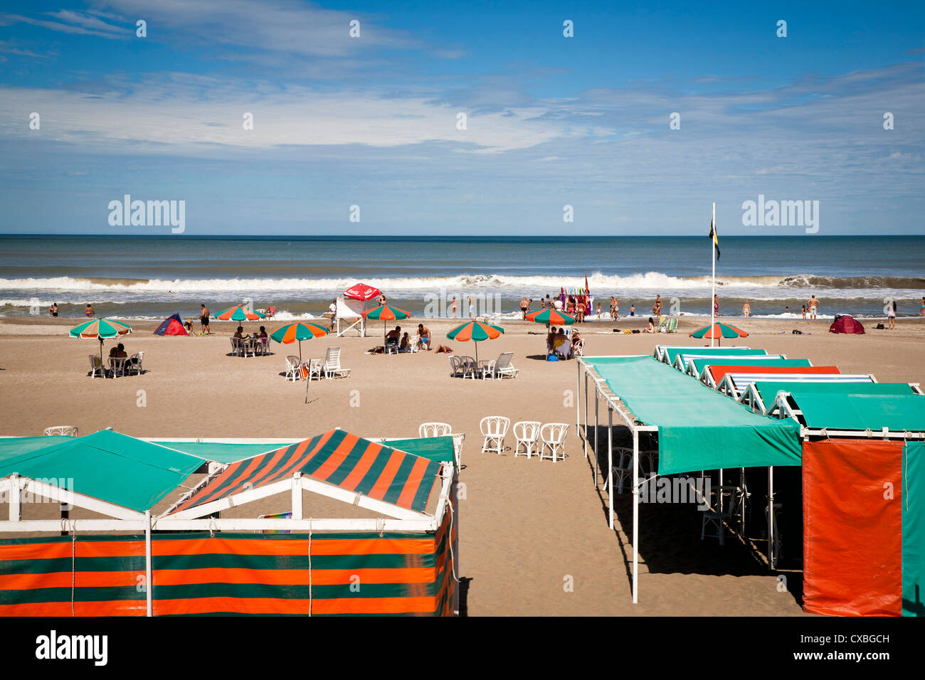 Balneario, une station balnéaire sur la plage à Pinamar, Argentine. Banque D'Images