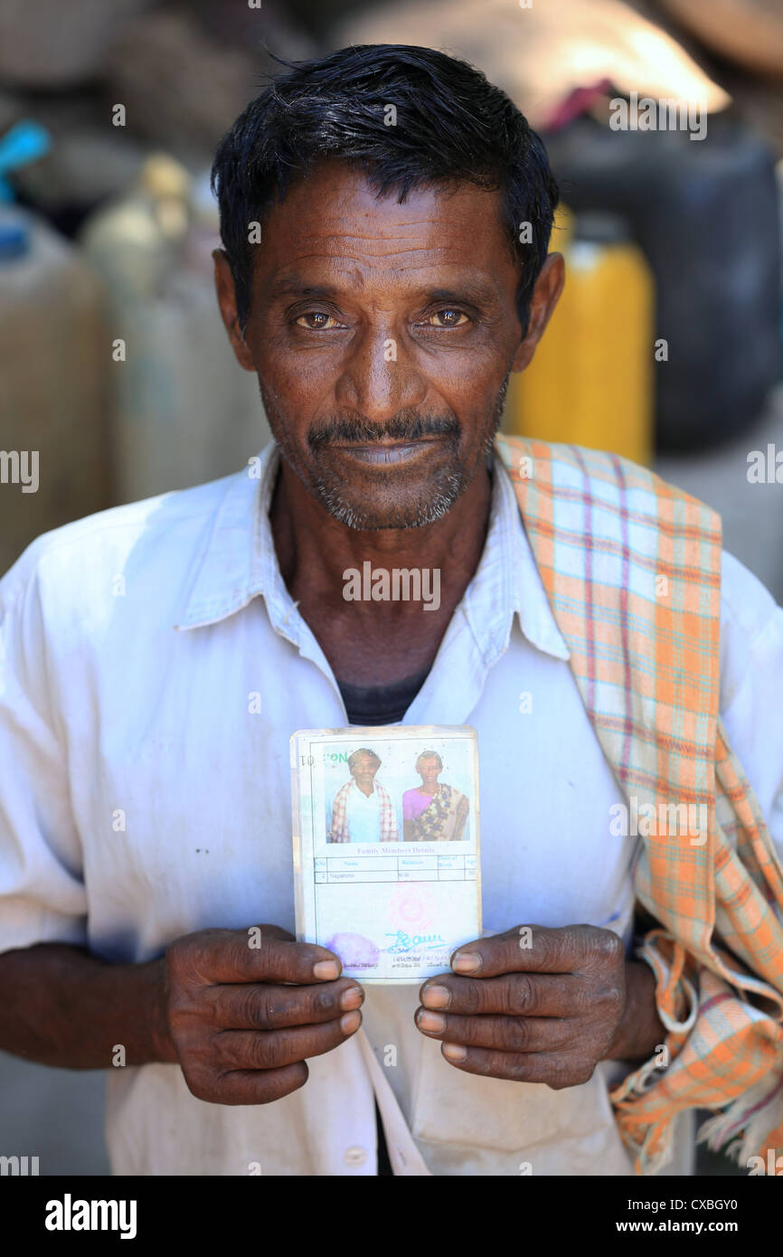 L'homme en milieu rural avec des carte de kérosène l'Andhra Pradesh en Inde du Sud Banque D'Images