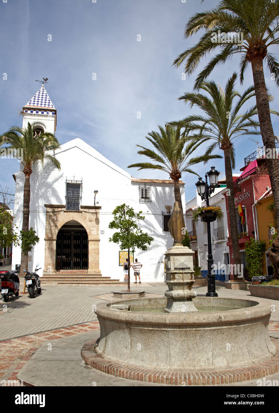 L'église traditionnelle et la place de la vieille ville de Marbella espagne Banque D'Images