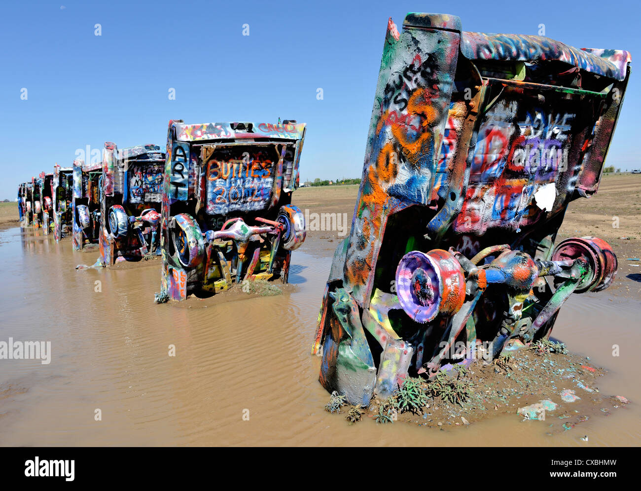 Cadillac Ranch, -art sculpture installation situé sur la Route 66 à Amarillo au Texas. Banque D'Images