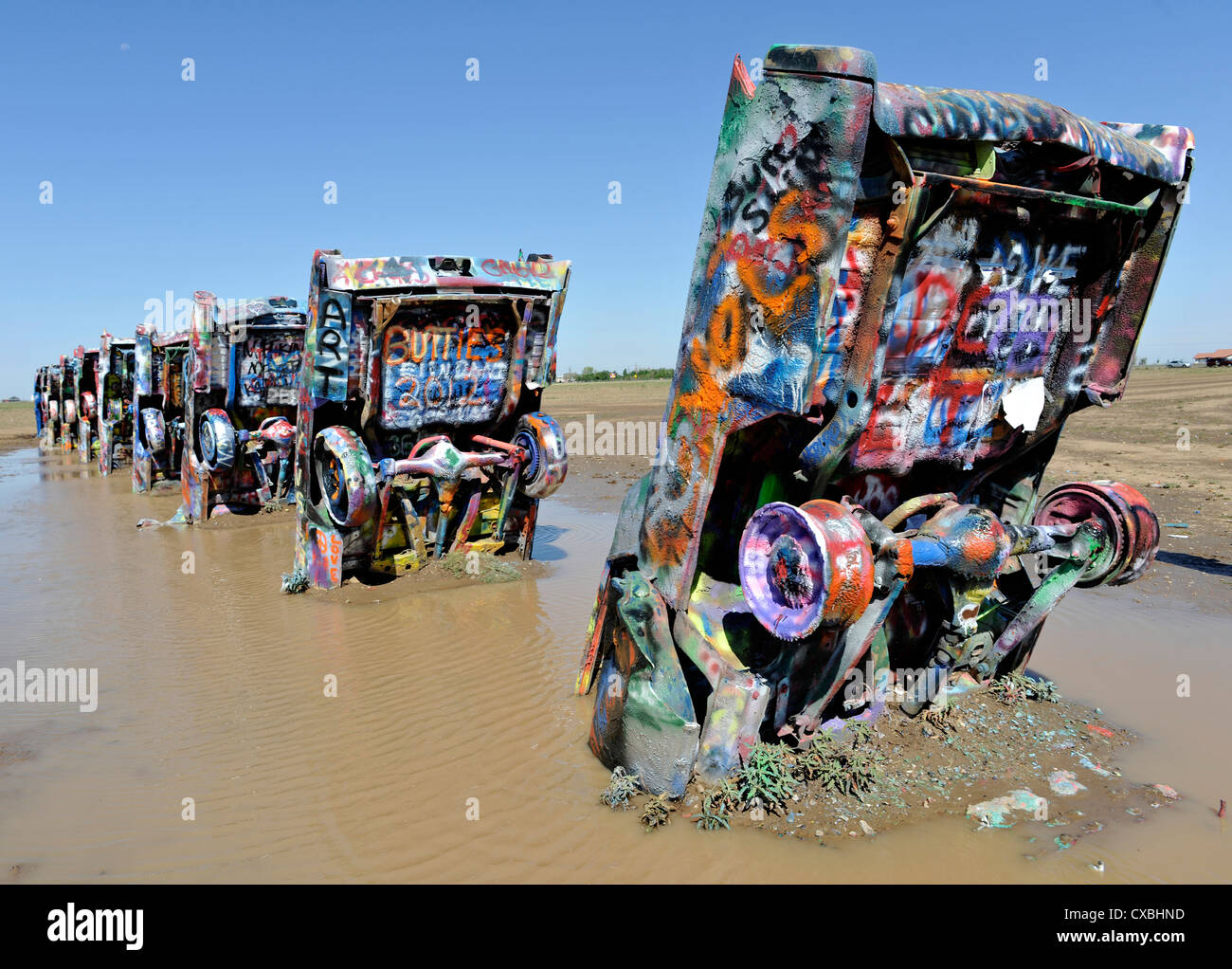 Cadillac Ranch, -art sculpture installation situé sur la Route 66 à Amarillo au Texas. Banque D'Images