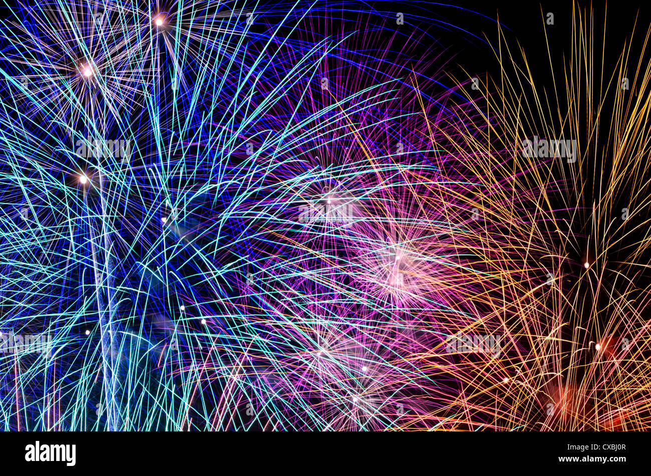 Feux d'artifice illuminent le ciel au cours d'une célébration du Nouvel An Banque D'Images