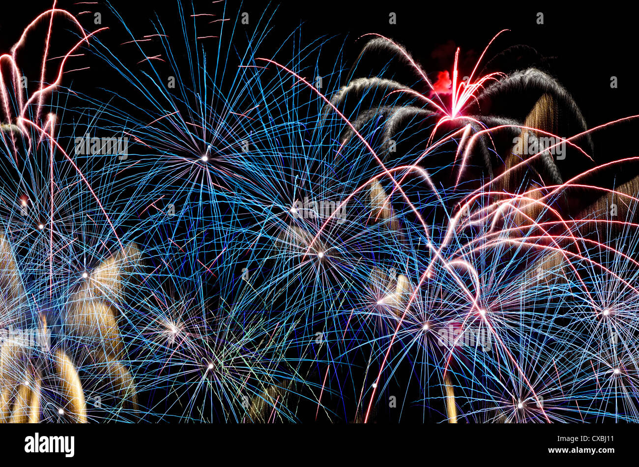 Feux d'artifice illuminent le ciel au cours d'une célébration du Nouvel An Banque D'Images