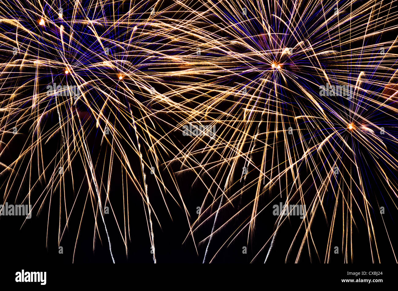 Feux d'artifice illuminent le ciel au cours d'une célébration du Nouvel An Banque D'Images