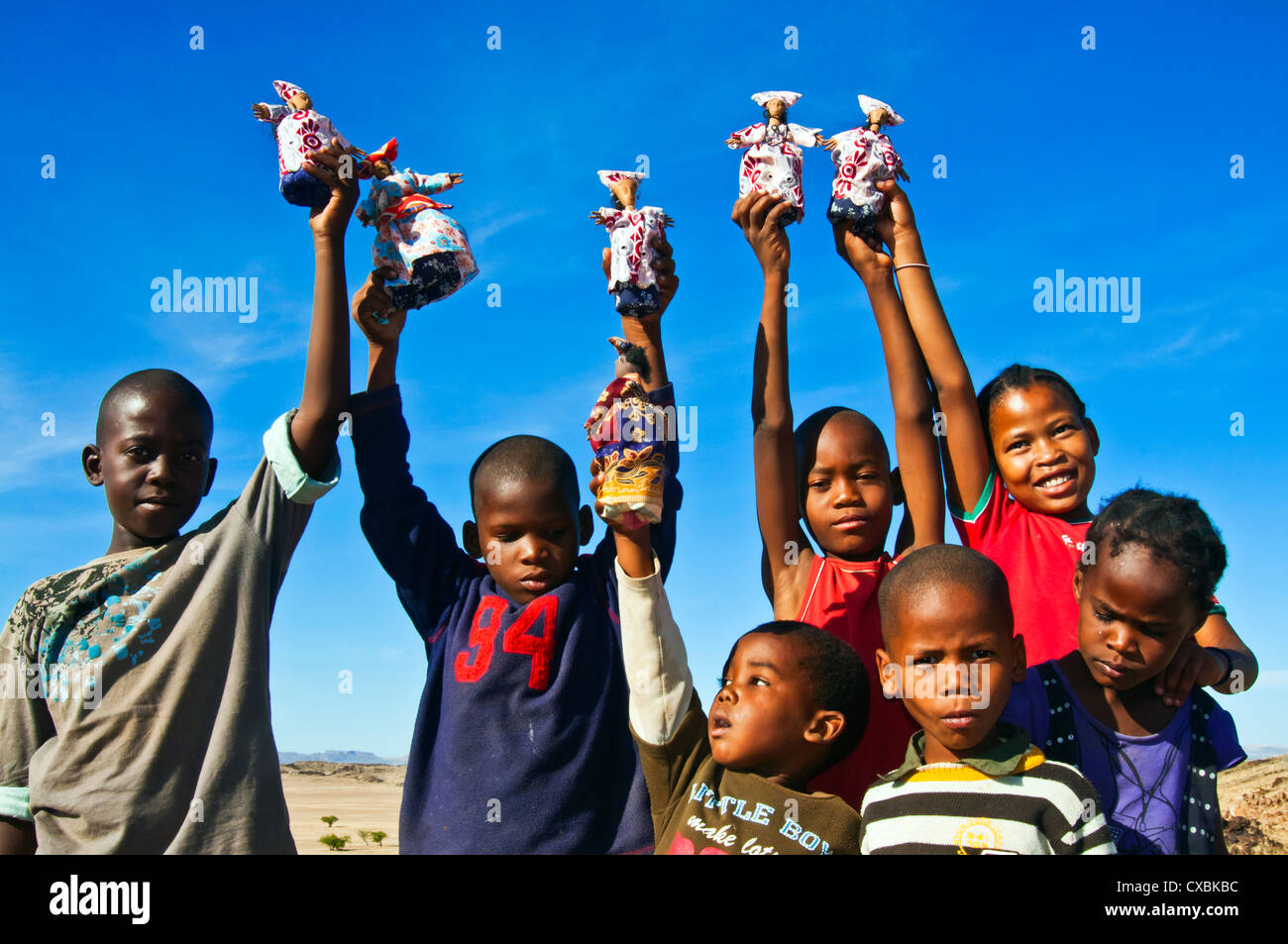 Enfants hereros Hereros vente de poupées, de la région de Kunene, Damaraland, Namibie, Afrique Banque D'Images