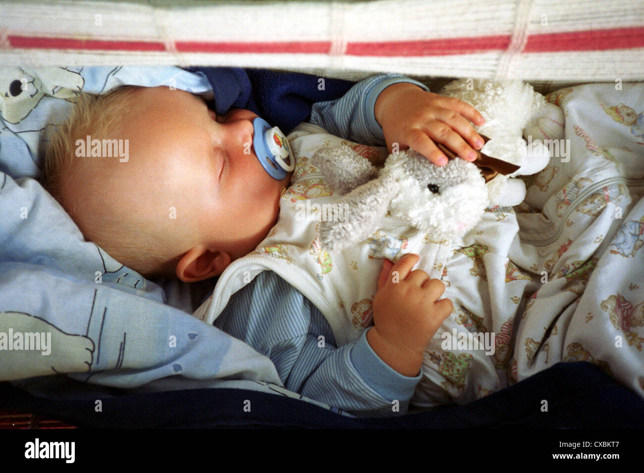 Berlin, un bébé dort dans un hamac Banque D'Images