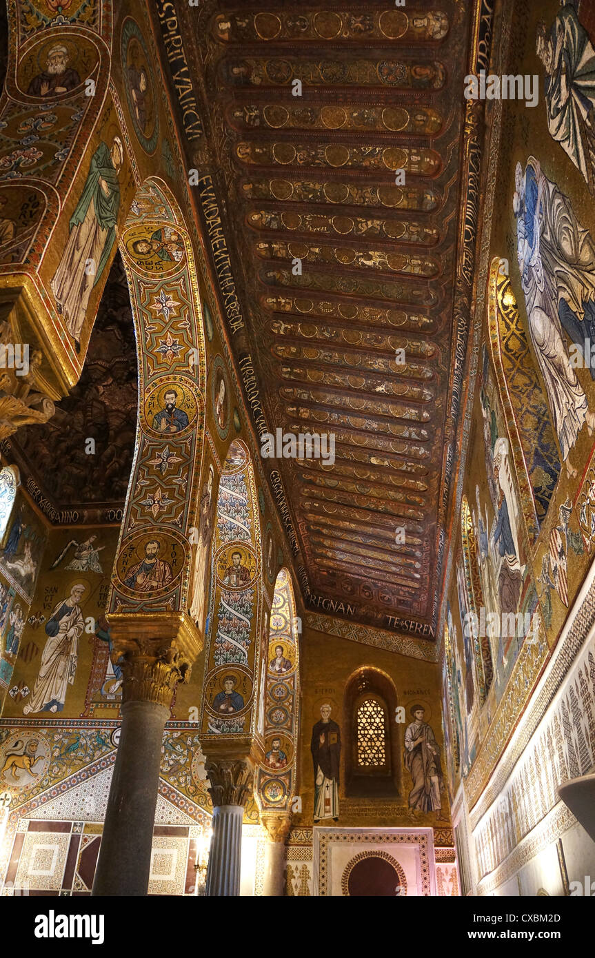 Vue intérieure de la mosaïques dorées dans la Chapelle Palatine de Palerme en Sicile Banque D'Images