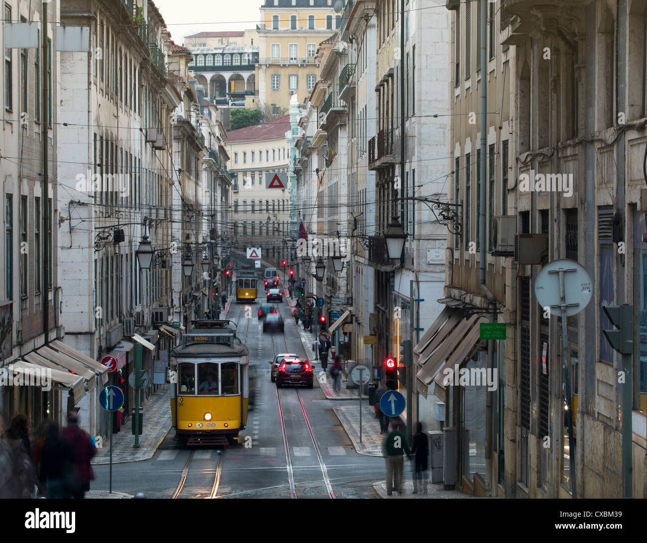 En tramway de la vieille ville, Lisbonne, Portugal, Europe Banque D'Images