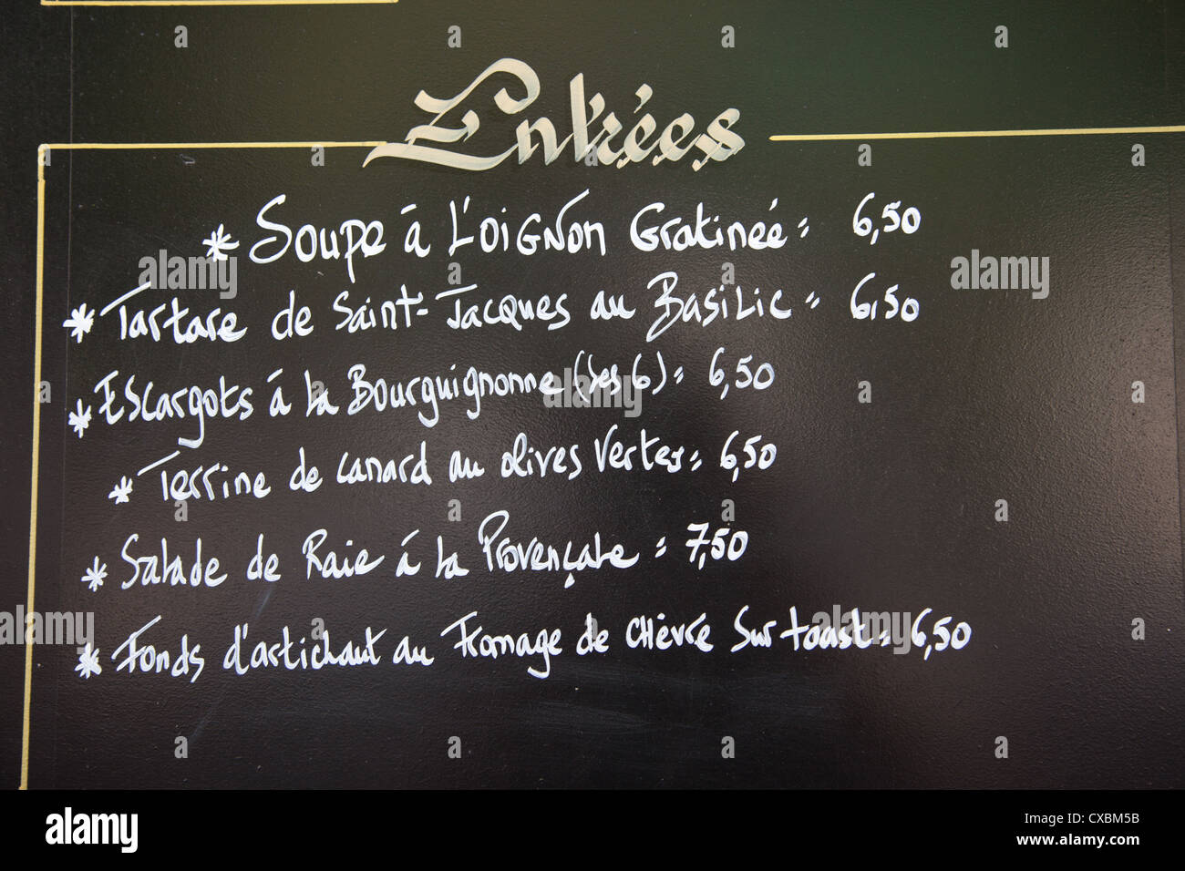 Blackboard Menu café à l'extérieur à Paris montrant l'entrée de l'article Banque D'Images