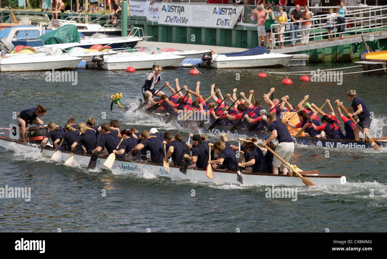 Warnemuende, la course de bateaux-dragons sur la rivière Banque D'Images