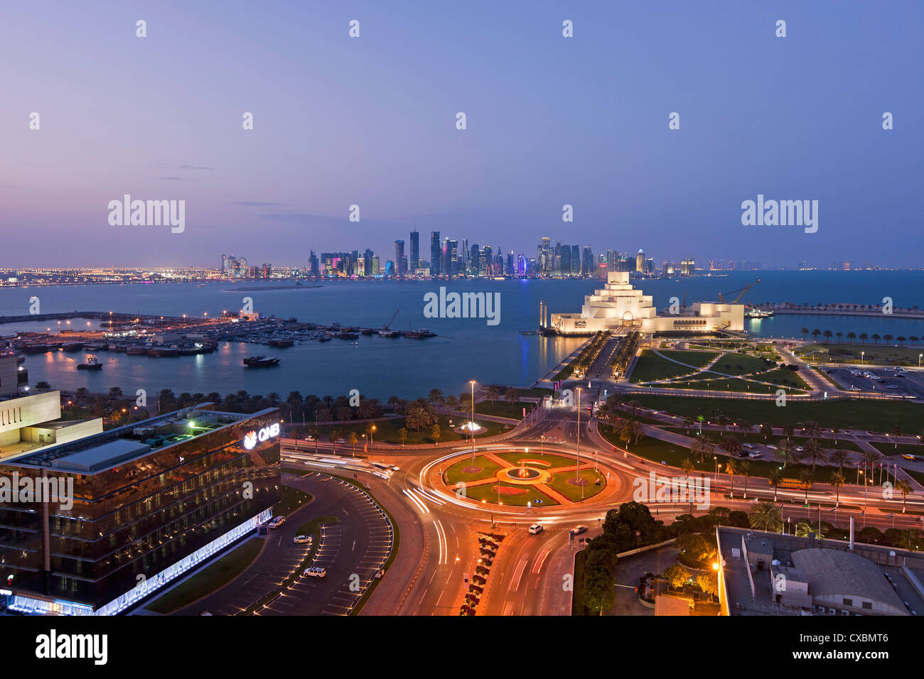 Des vue sur le musée d'art islamique et le Dhow Harbour à l'horizon de gratte-ciel modernes, Doha, Qatar, Moyen-Orient Banque D'Images