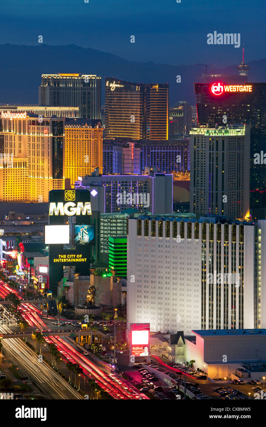 Des la tombée de la vue de l'hôtels et casinos le long du Strip, Las Vegas, Nevada, États-Unis d'Amérique, Amérique du Nord Banque D'Images