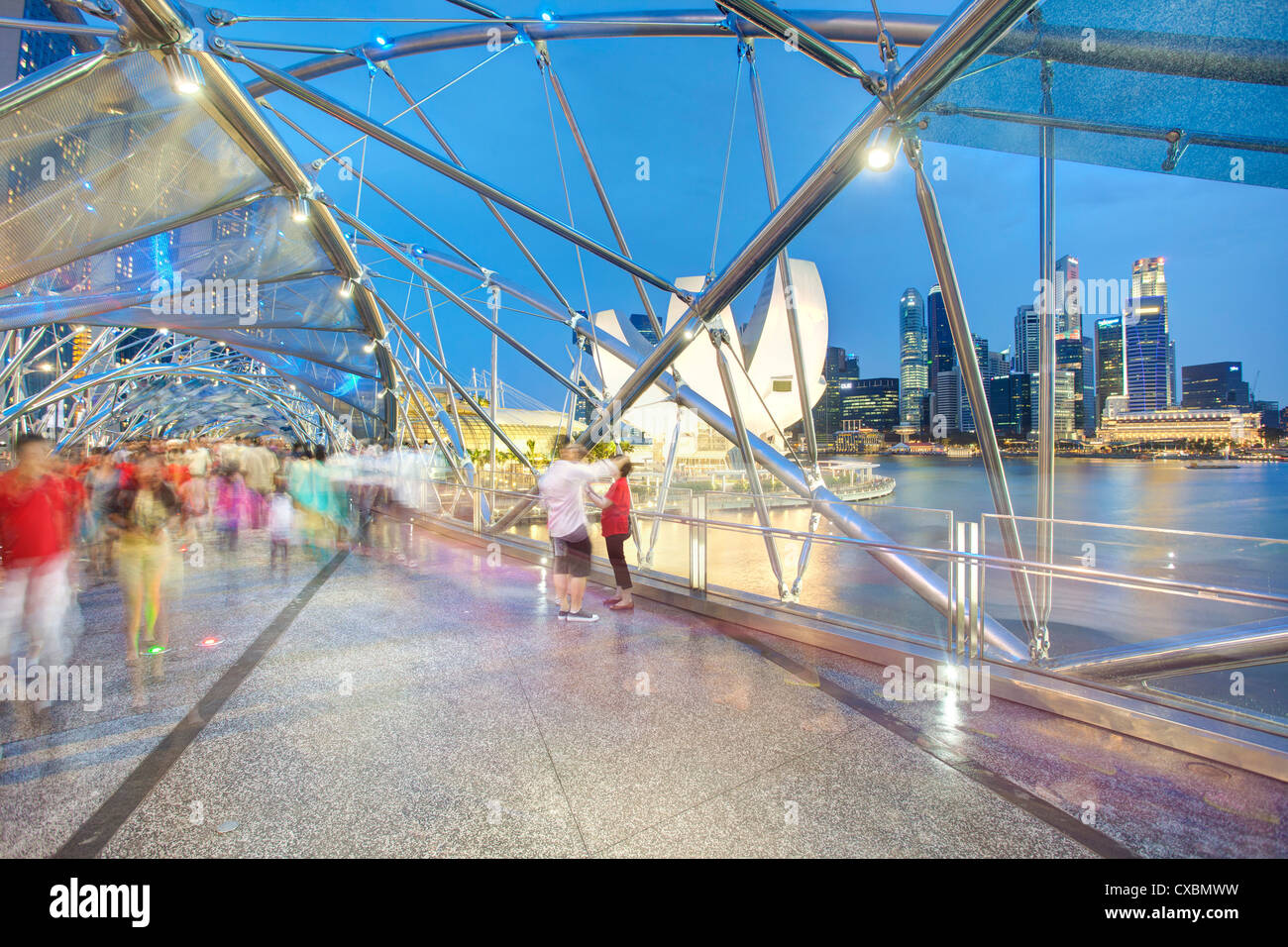 L'Helix Bridge et Marina Bay Sands, Marina Bay, à Singapour, en Asie du Sud-Est, l'Asie Banque D'Images