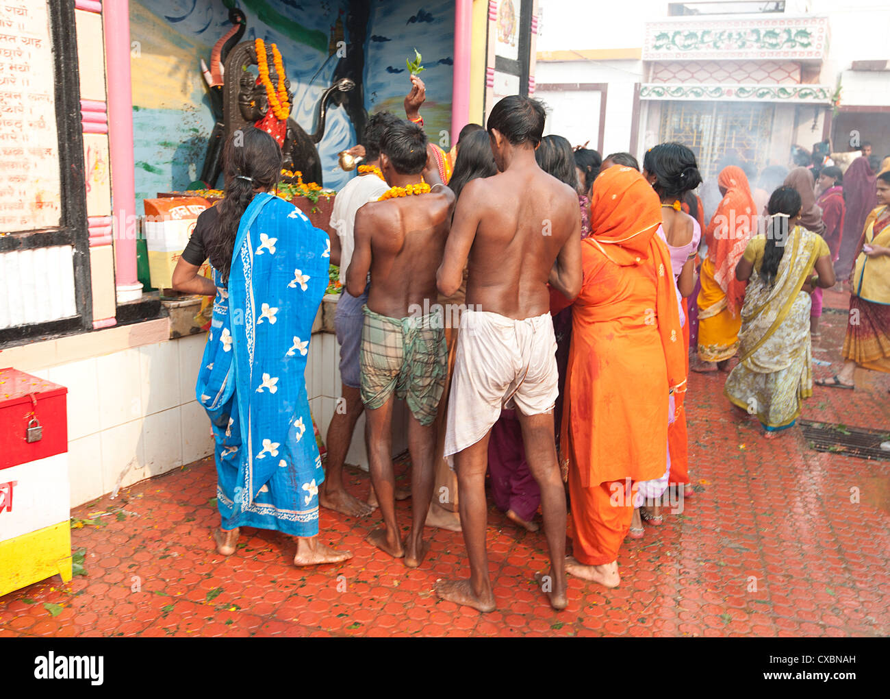 Pèlerins hindous pratiquer leur culte dans le sanctuaire de Ganesh dans le temple Hariharnath après matin puja dans le fleuve Gandak, Sonepur, Bihar Banque D'Images