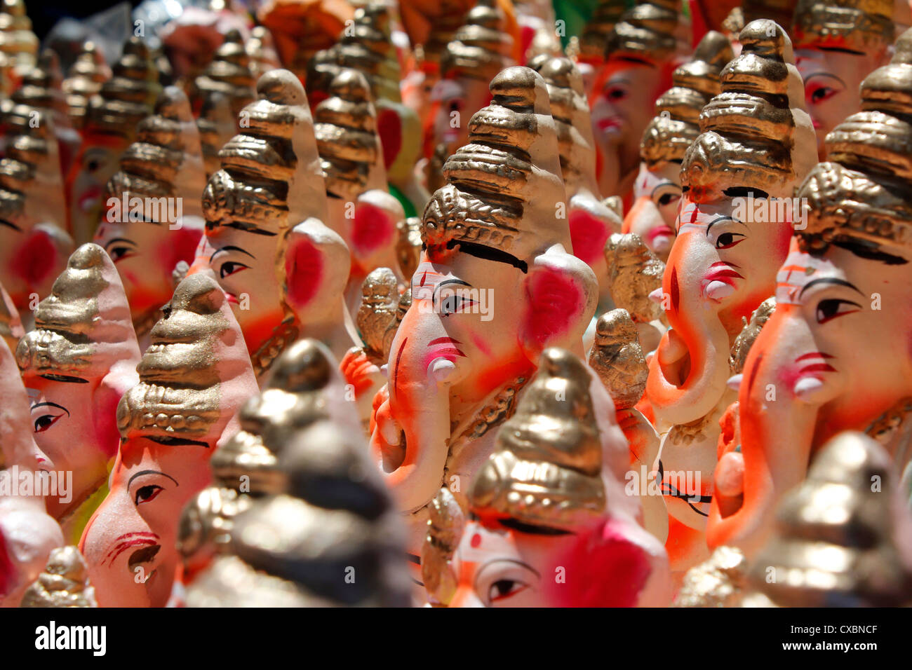 Idoles de Ganesh hindou en vente dans les rues de Bangalore, Inde à l'aube de Ganesh Chaturthi Banque D'Images