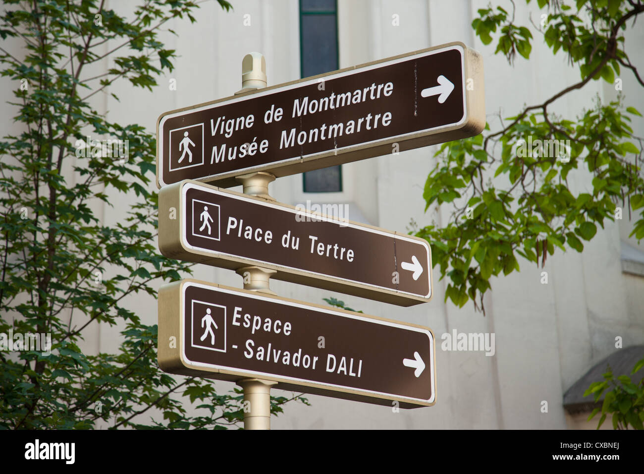 Inscrivez-vous dans le quartier de Montmartre à Paris montrant le chemin vers diverses attractions touristiques. Banque D'Images