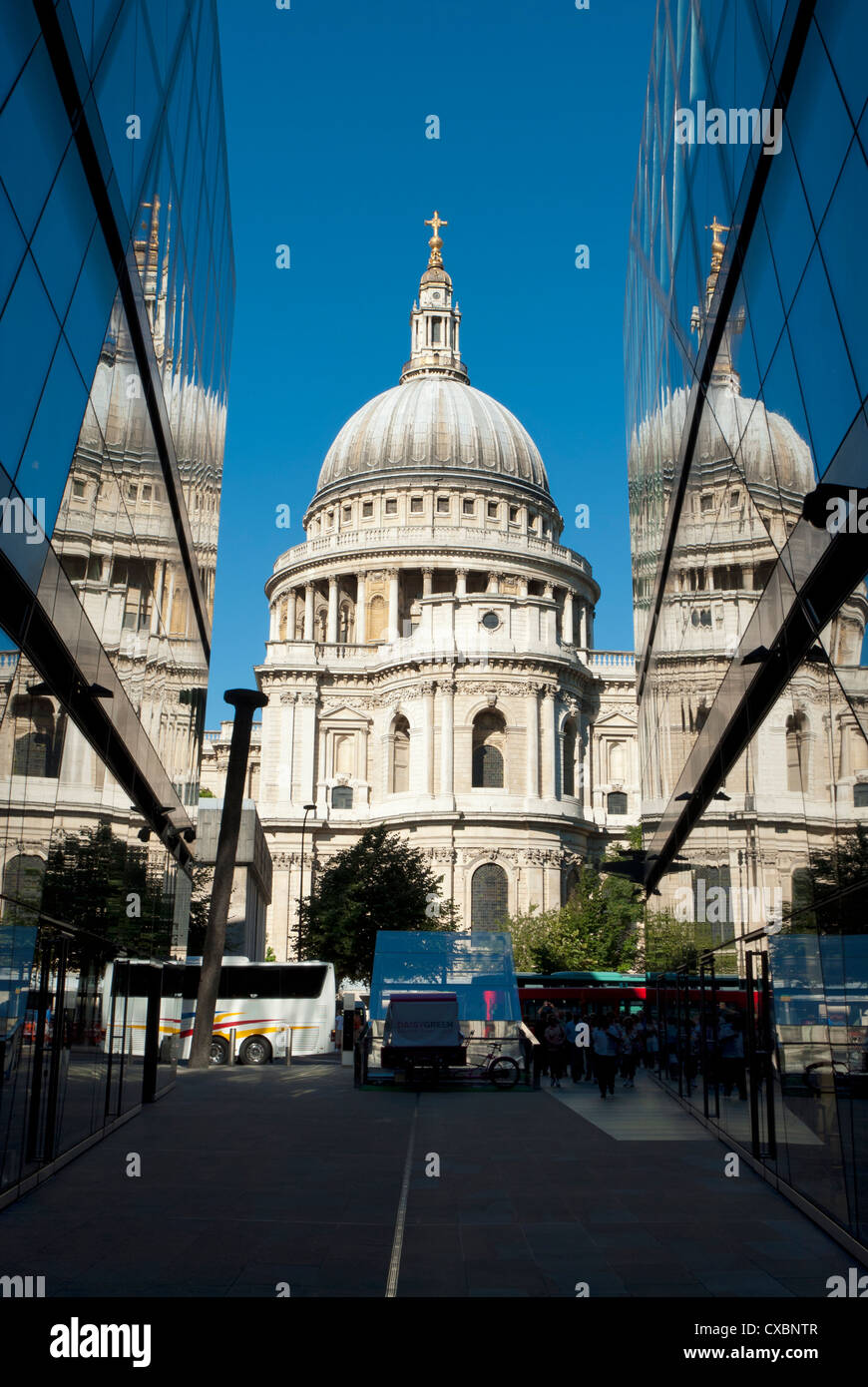 La Cathédrale de St Paul, reflétée dans un bâtiment nouveau changement, Cheapside, ville de Londres, Angleterre, Grande-Bretagne, Royaume-Uni Banque D'Images