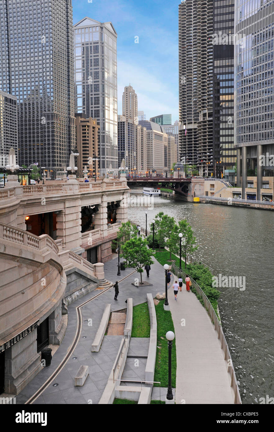 Horizon de Chicago avec rivière, Illinois, USA Banque D'Images