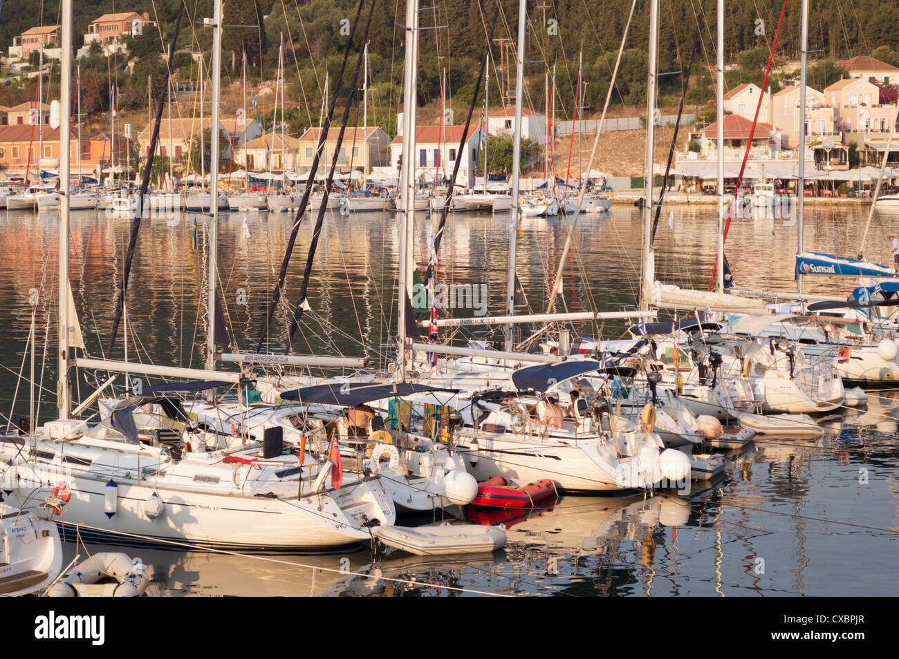 Céphalonie, Grèce - Sept 12, 2012 : yachts amarrés au port de pêche de Fiskardo dans le Nord de Céphalonie - lumière du matin Banque D'Images