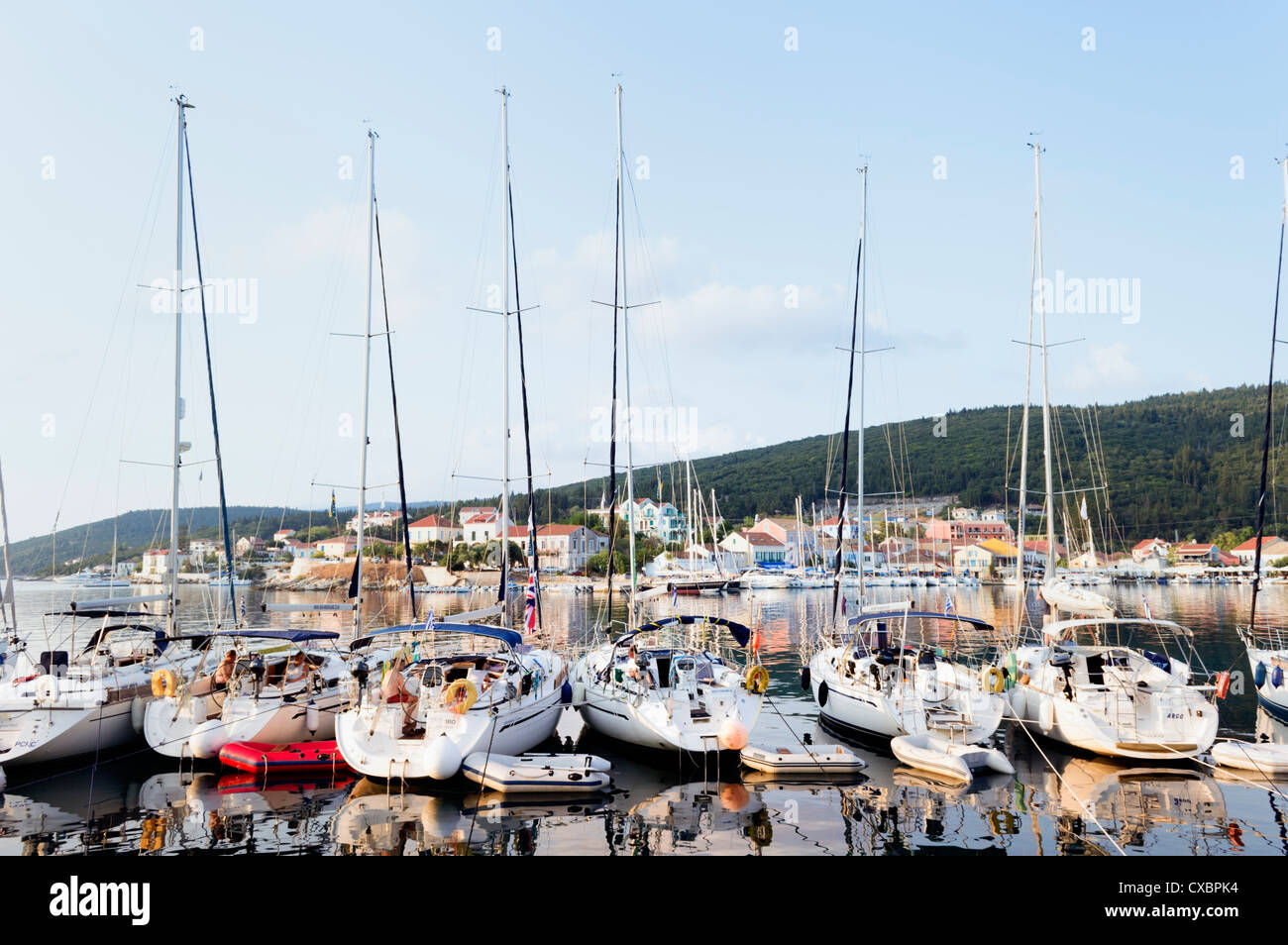 Céphalonie, Grèce - Sept 12, 2012 : yachts amarrés au port de pêche de Fiskardo dans le Nord de Céphalonie - lumière du matin Banque D'Images