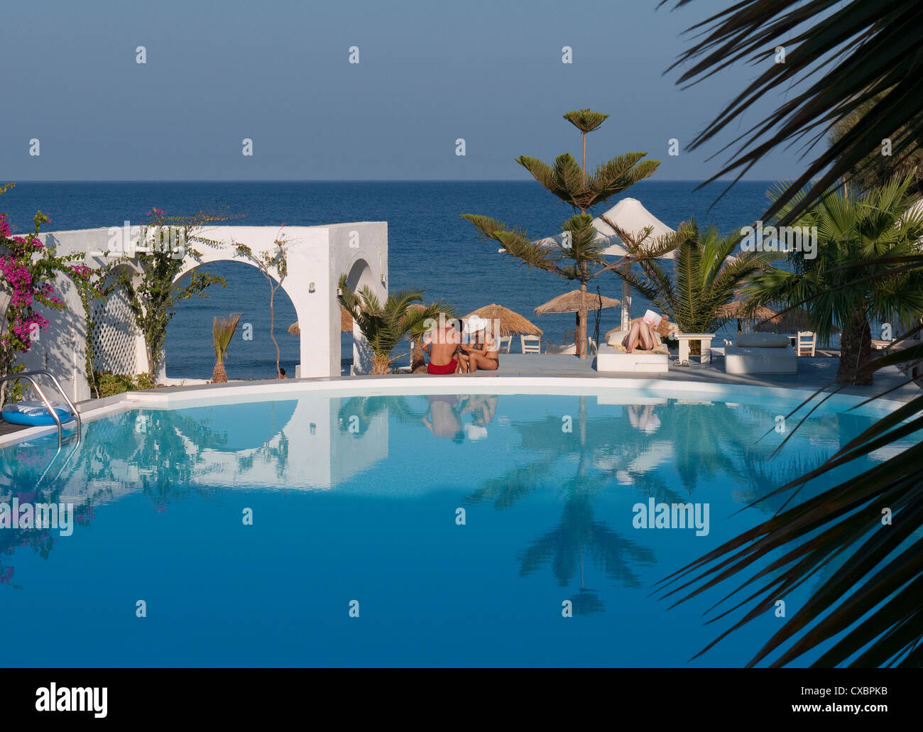 Hôtel de bord de piscine, plage de Kamari, Santorini, Grèce Banque D'Images