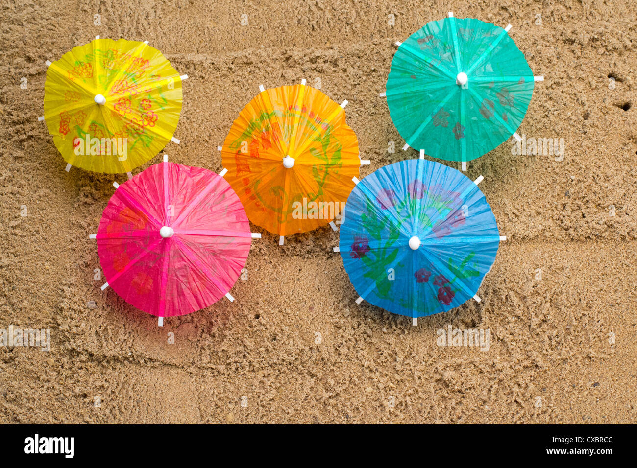 Petits parasols sur la plage Banque D'Images
