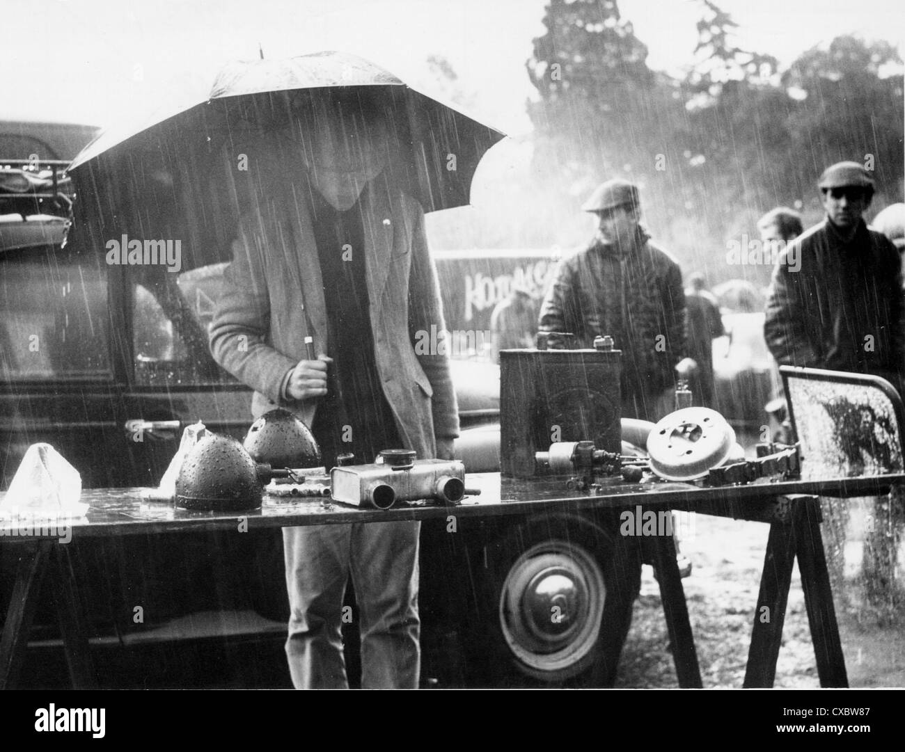 De fortes pluies au cours de l'Autojumble Beaulieu événement. Septembre 1968 Banque D'Images