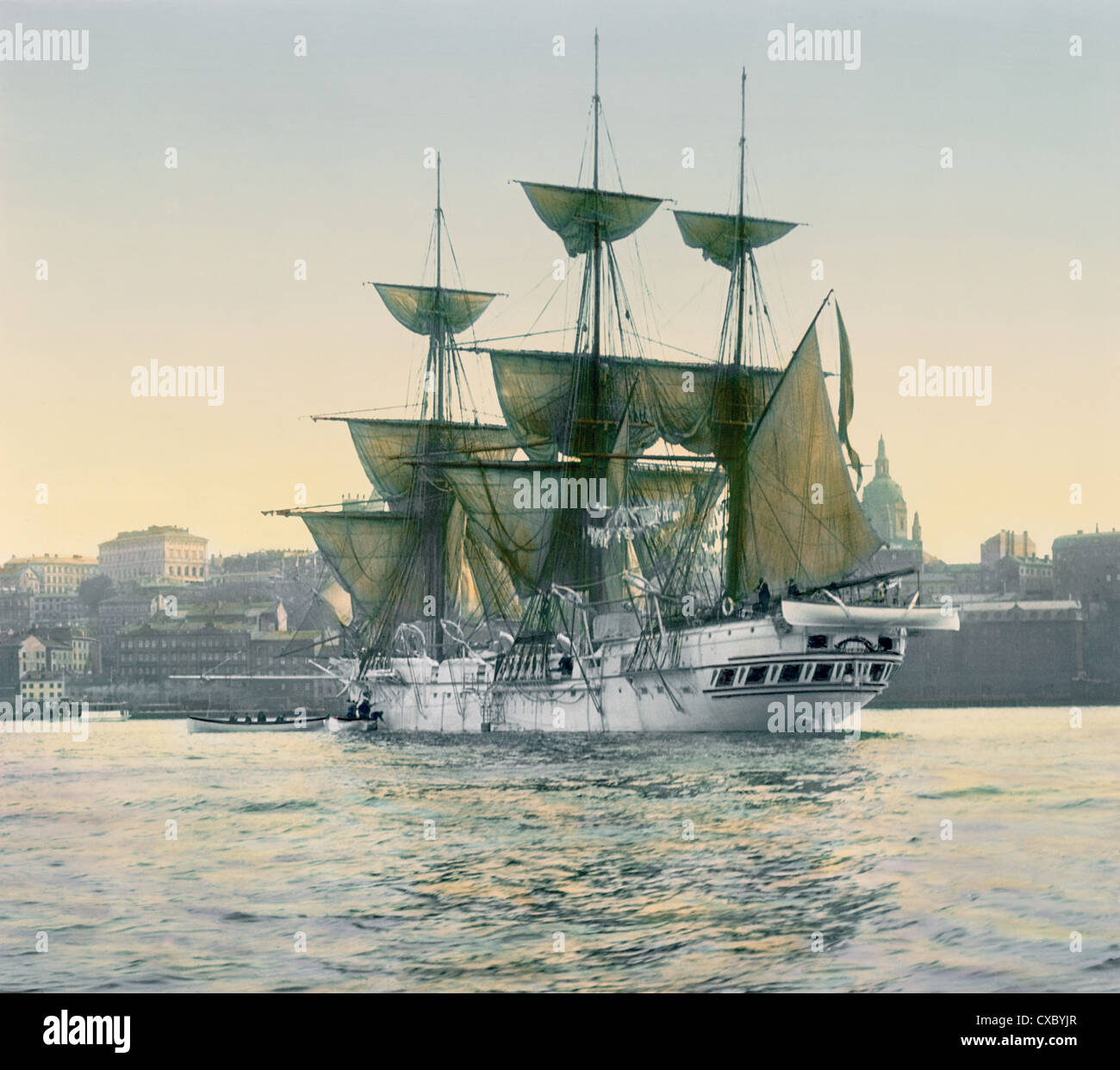 Photo colorisée d'un voilier à trois mâts dans le port de Stockholm, Stockholm, Suède, 1902. Le dôme de l'église Katarina est partiellement visible à droite du navire. (Photo de Burton Holmes) Banque D'Images