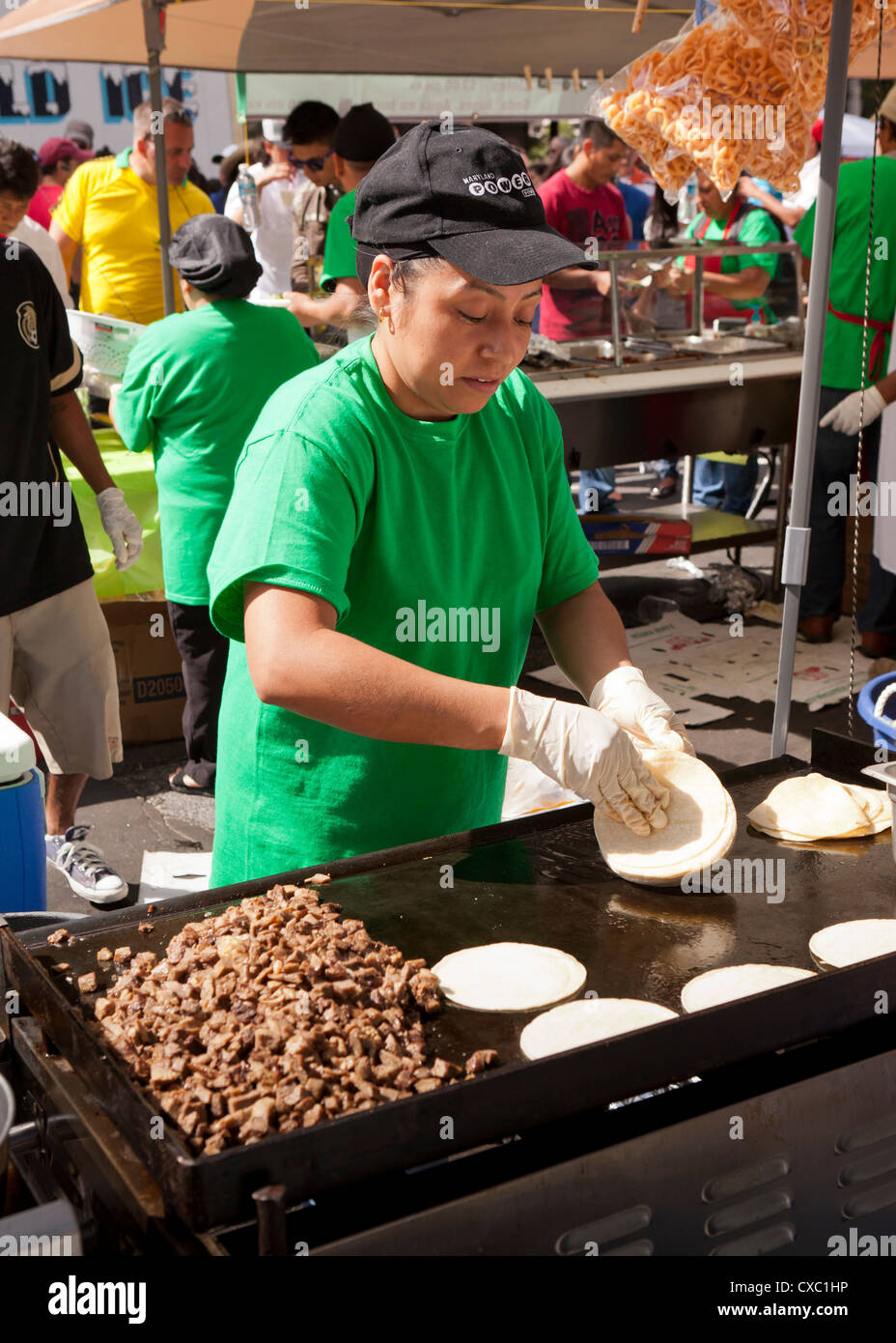 Cuisson d'une femme à un festival en plein air les tortillas - USA Banque D'Images