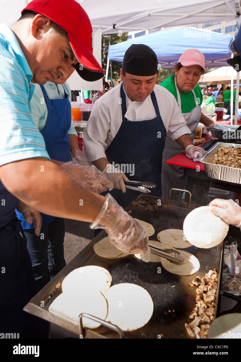Griller les hommes à un festival en plein air les tortillas - USA Banque D'Images