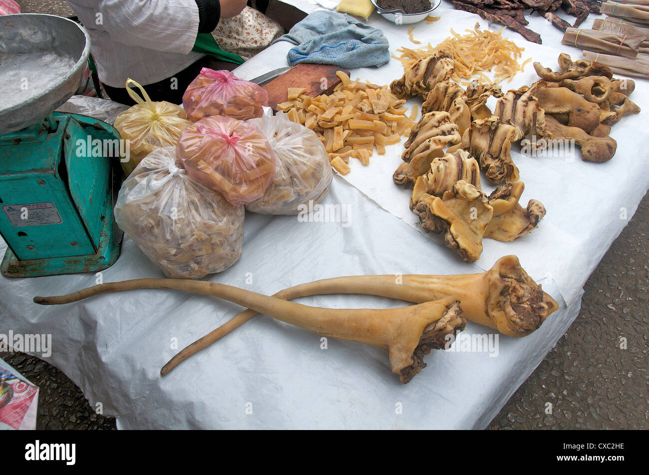 Variété de viande sur le marché de jour exposé, Luang Prabang, Laos, Asie Banque D'Images