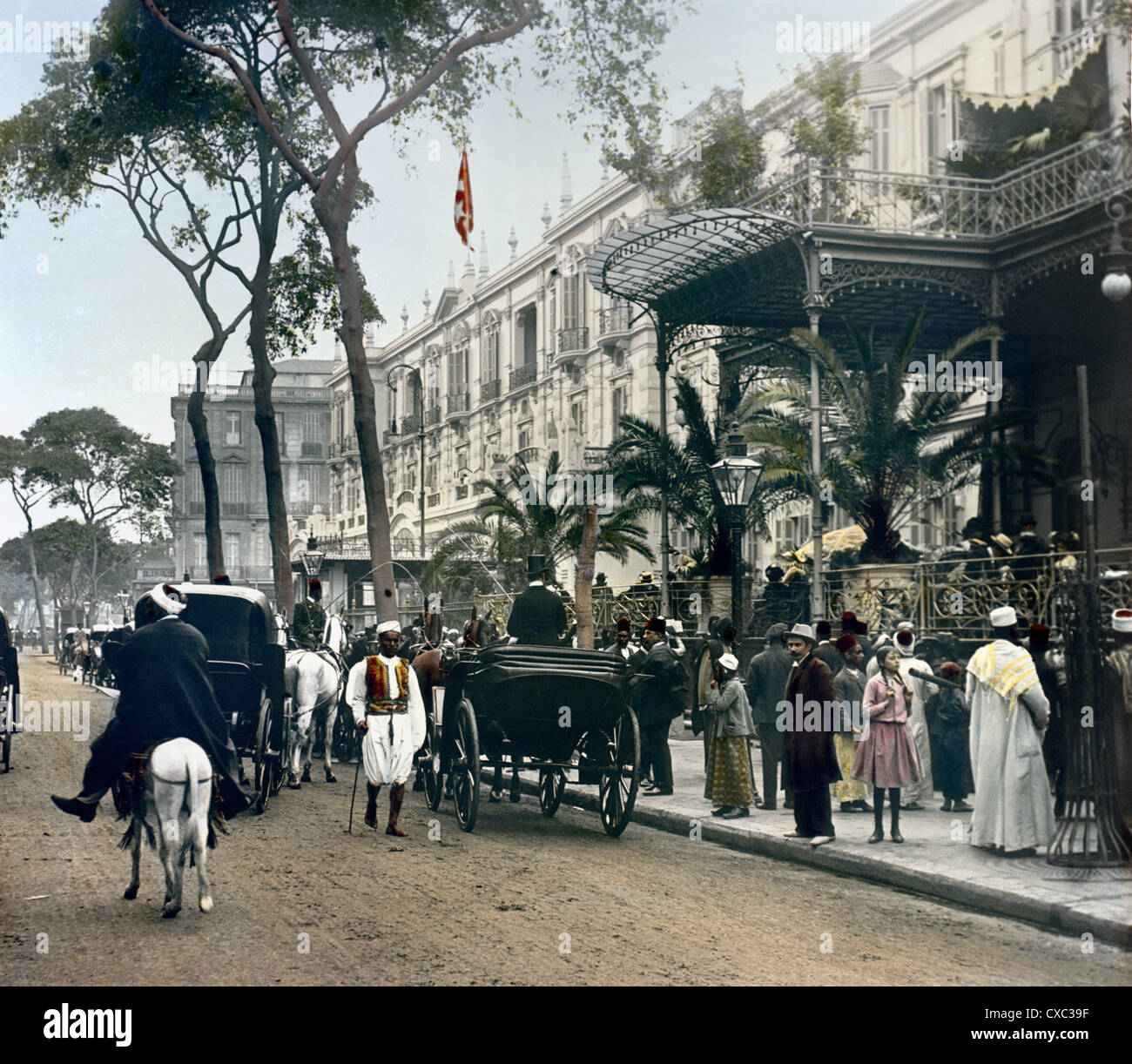 Vue extérieure colorée de l'hôtel Shepheard et de la véranda, le Caire, Egypte, 1906. (Photo de Burton Holmes) Banque D'Images