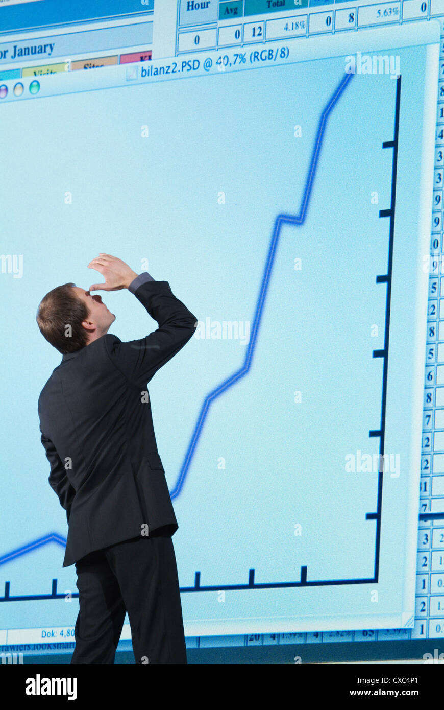 Hambourg, un homme regarde une courbe de gain Banque D'Images