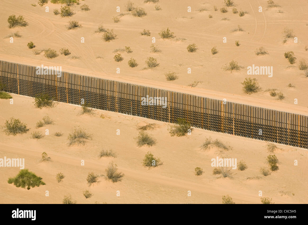 US-Mexico Border fence, aérienne, Dunes Impériale près de Calexico, en Californie Banque D'Images