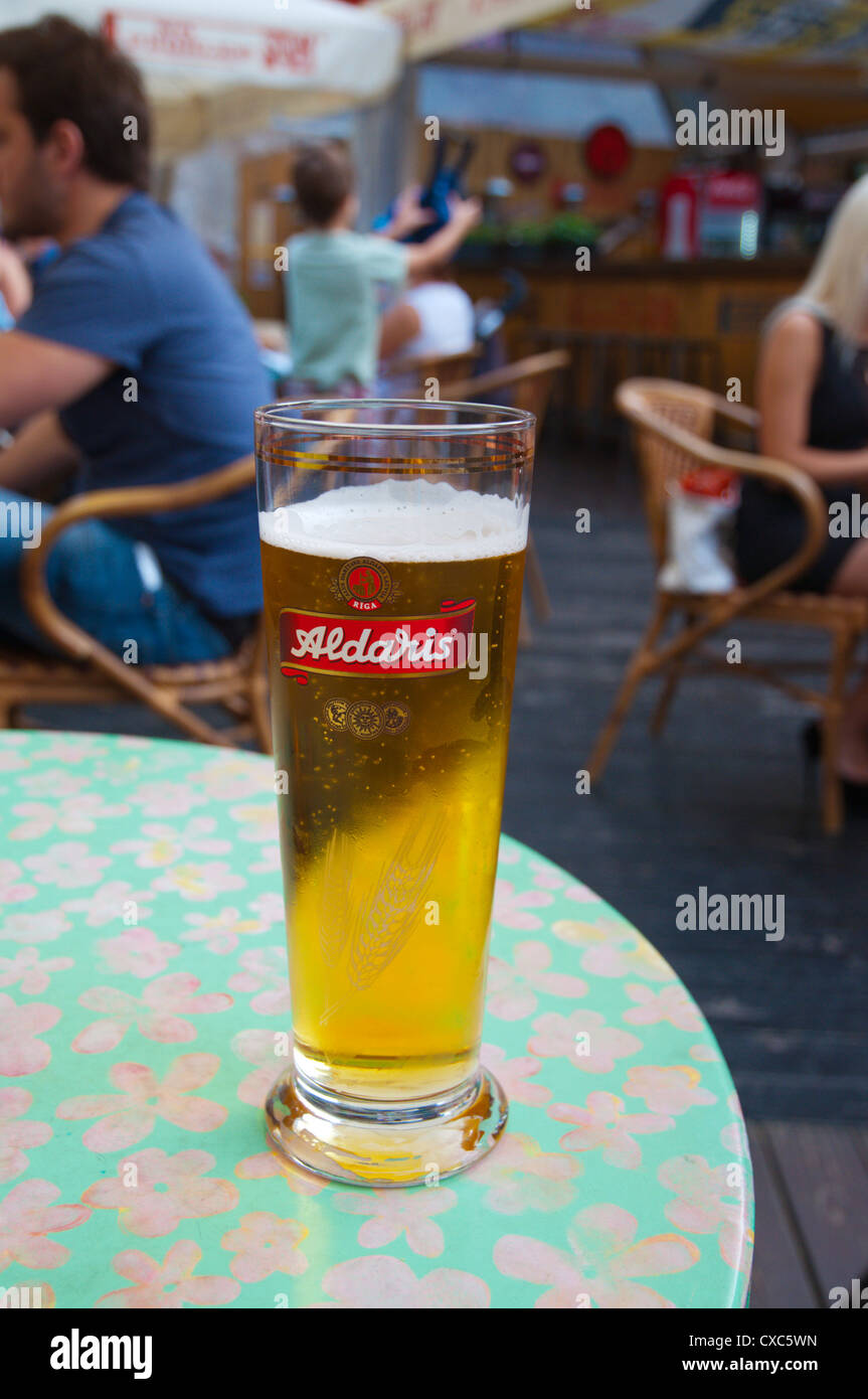 Un demi-litre de bière locale Aldaris Riga la vieille ville Riga Lettonie Europe Banque D'Images