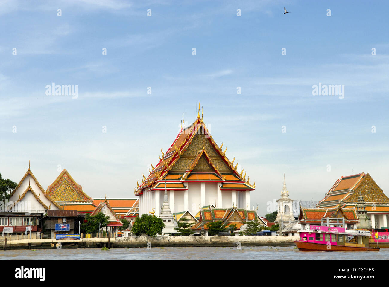 Temple au bord de la rivière Chao Phraya, Bangkok, Thaïlande Banque D'Images