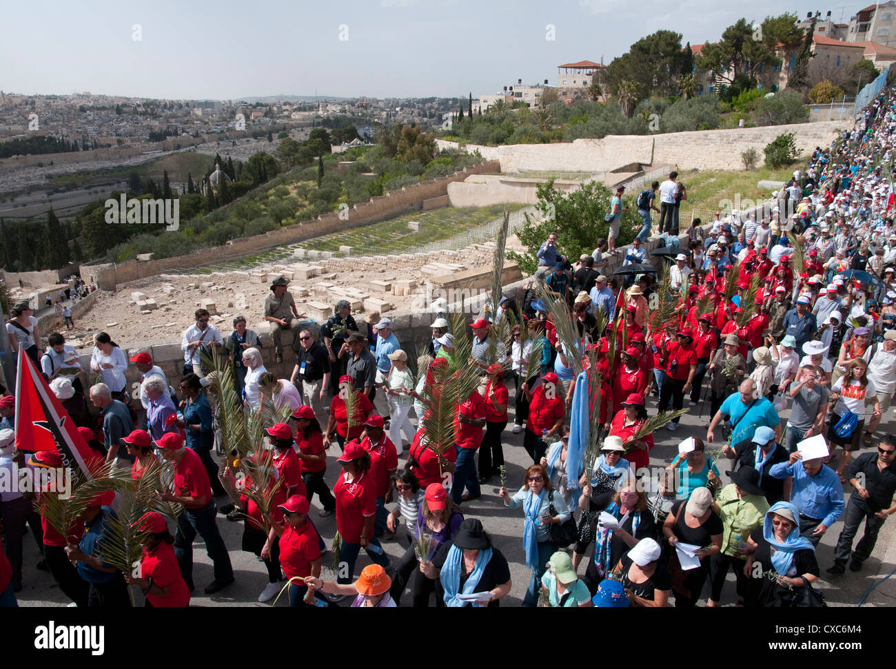 La procession des Rameaux de Betphage à Sainte Anne dans la vieille ville à travers le Mont des Oliviers, Jérusalem, Israël Banque D'Images