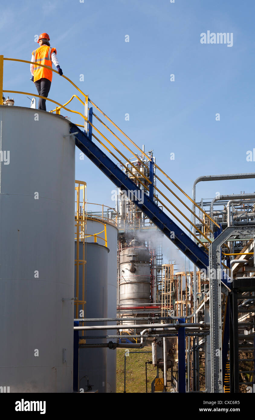 Les processus de l'usine de produits chimiques à l'opérateur les tuyaux du réservoir de stockage dans des structures de la tour de l'industrie pétro-chimique Banque D'Images