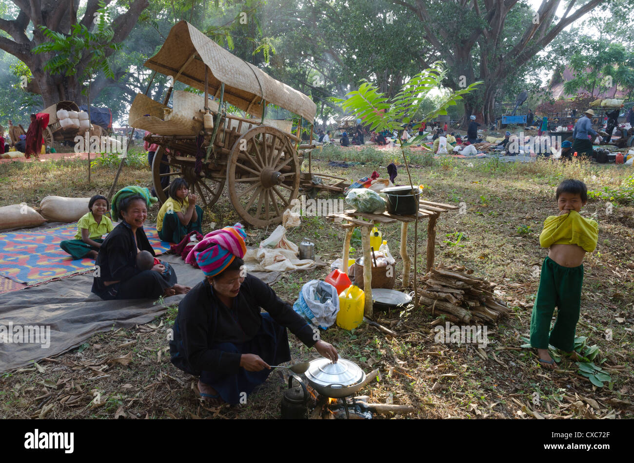 Pa Oh les femmes et les enfants des minorités à leur prochaine cuisson panier bull, Kakku festival, l'État de Shan, Myanmar (Birmanie), l'Asie Banque D'Images