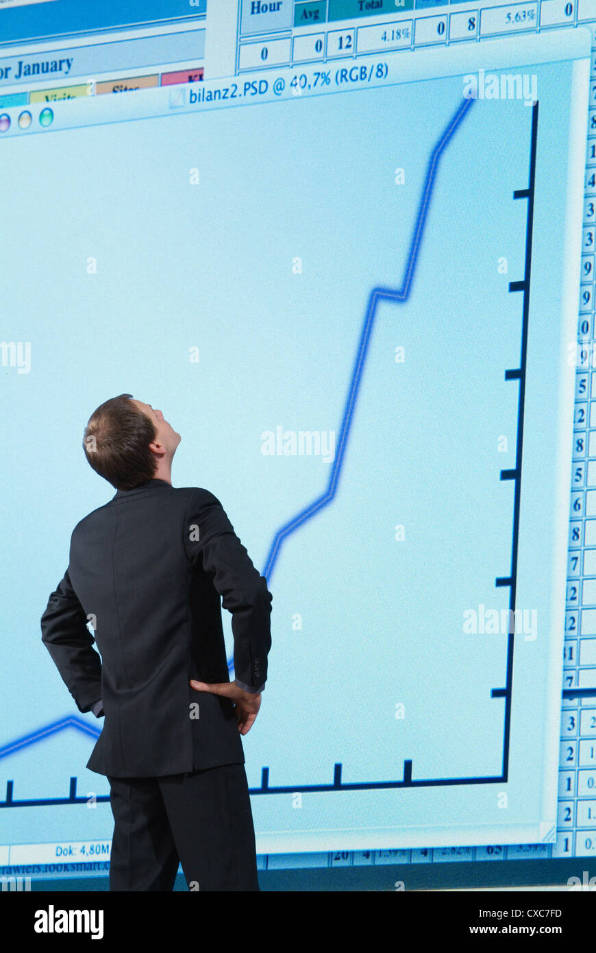 Hambourg, un homme regarde une courbe de gain Banque D'Images