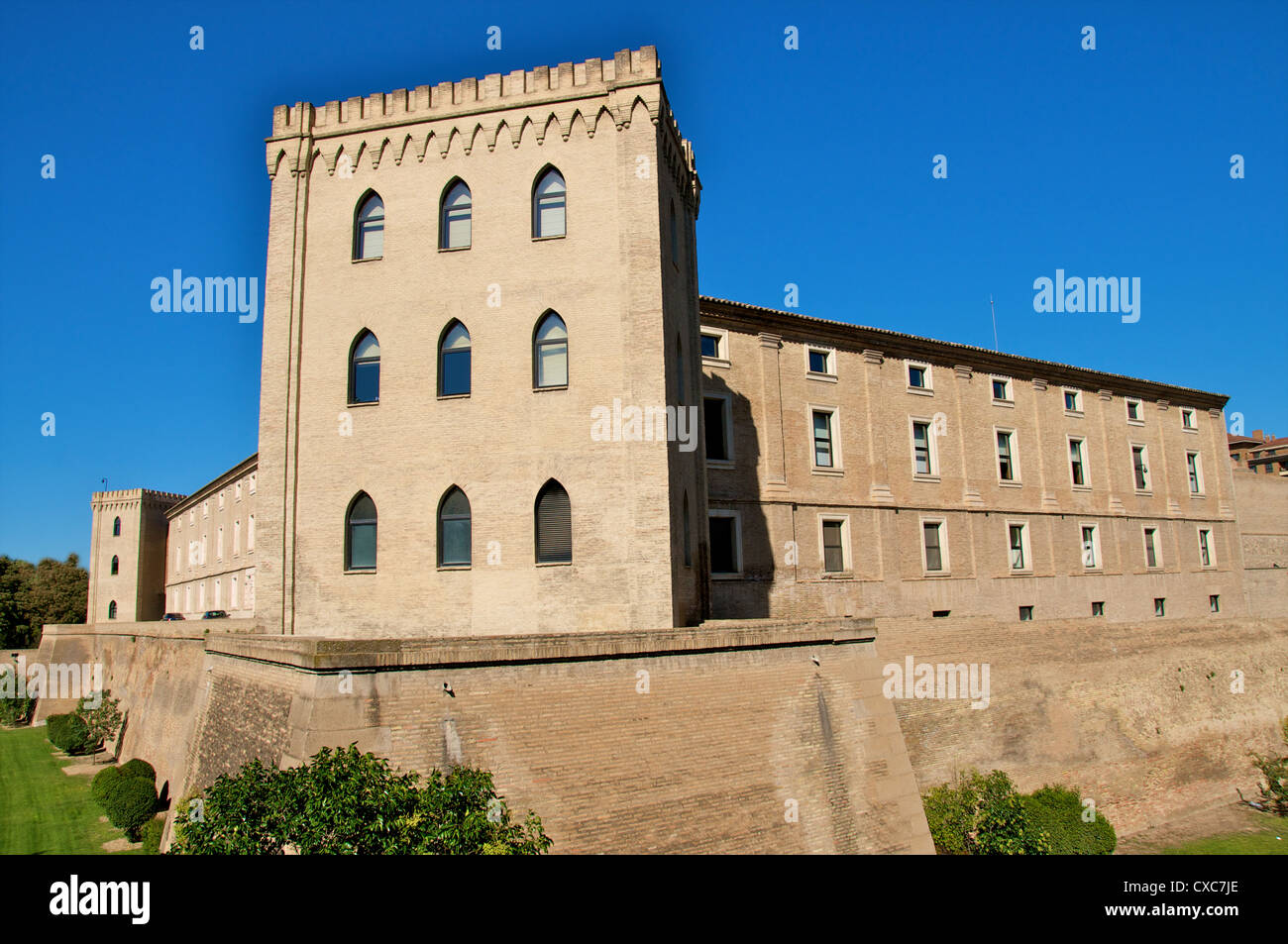 Remparts et tours de la Aljaferia palace datant du 11ème siècle, Saragosse (Zaragoza), Aragon, Espagne, Europe Banque D'Images