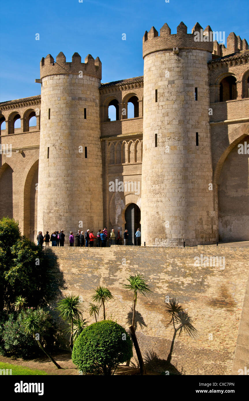 Remparts et tours de la Aljaferia Palace datant du 11ème siècle, Saragosse (Zaragoza), Aragon, Espagne, Europe Banque D'Images