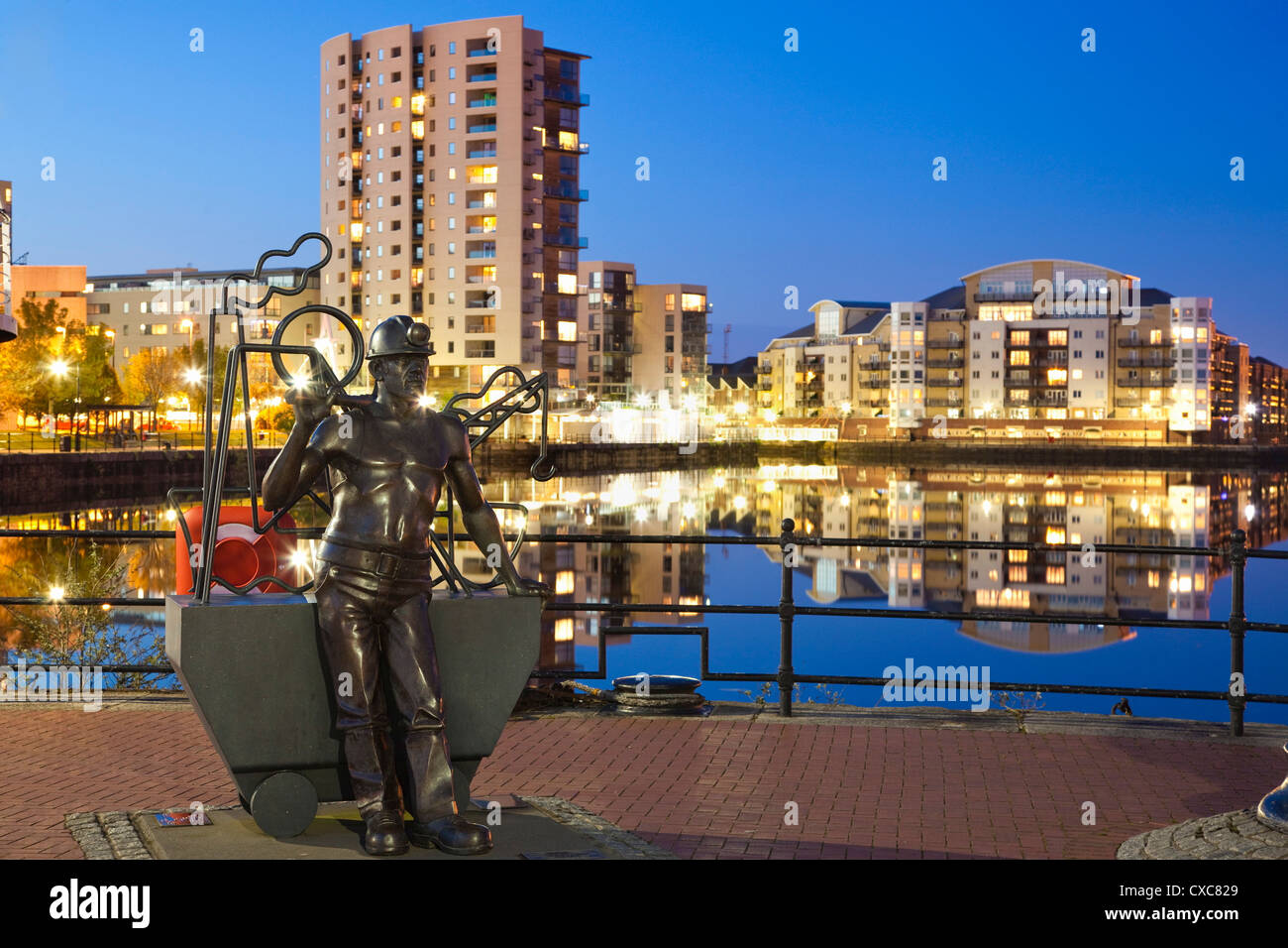 Statue de mineur, la baie de Cardiff, Pays de Galles, Pays de Galles, Royaume-Uni, Europe Banque D'Images