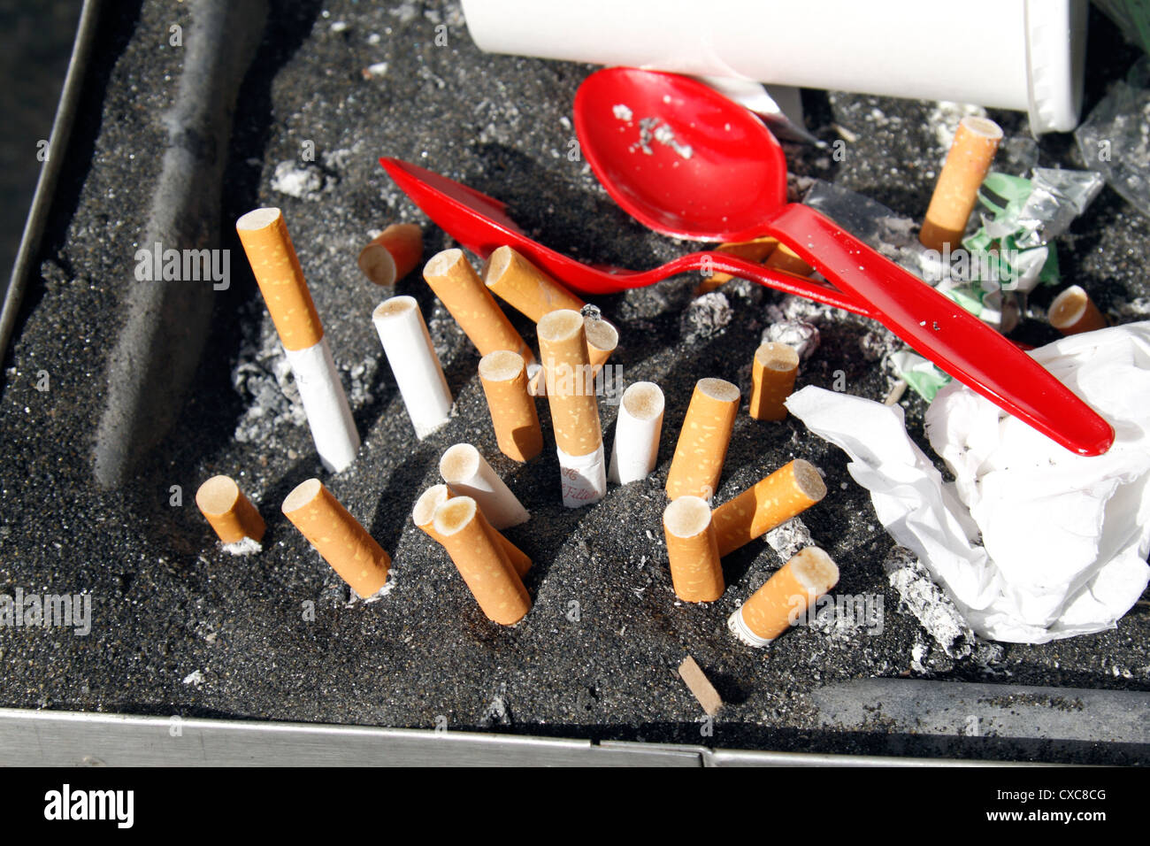 Un grand cendrier de rue à New York plein de cigarettes hors substitués. Banque D'Images