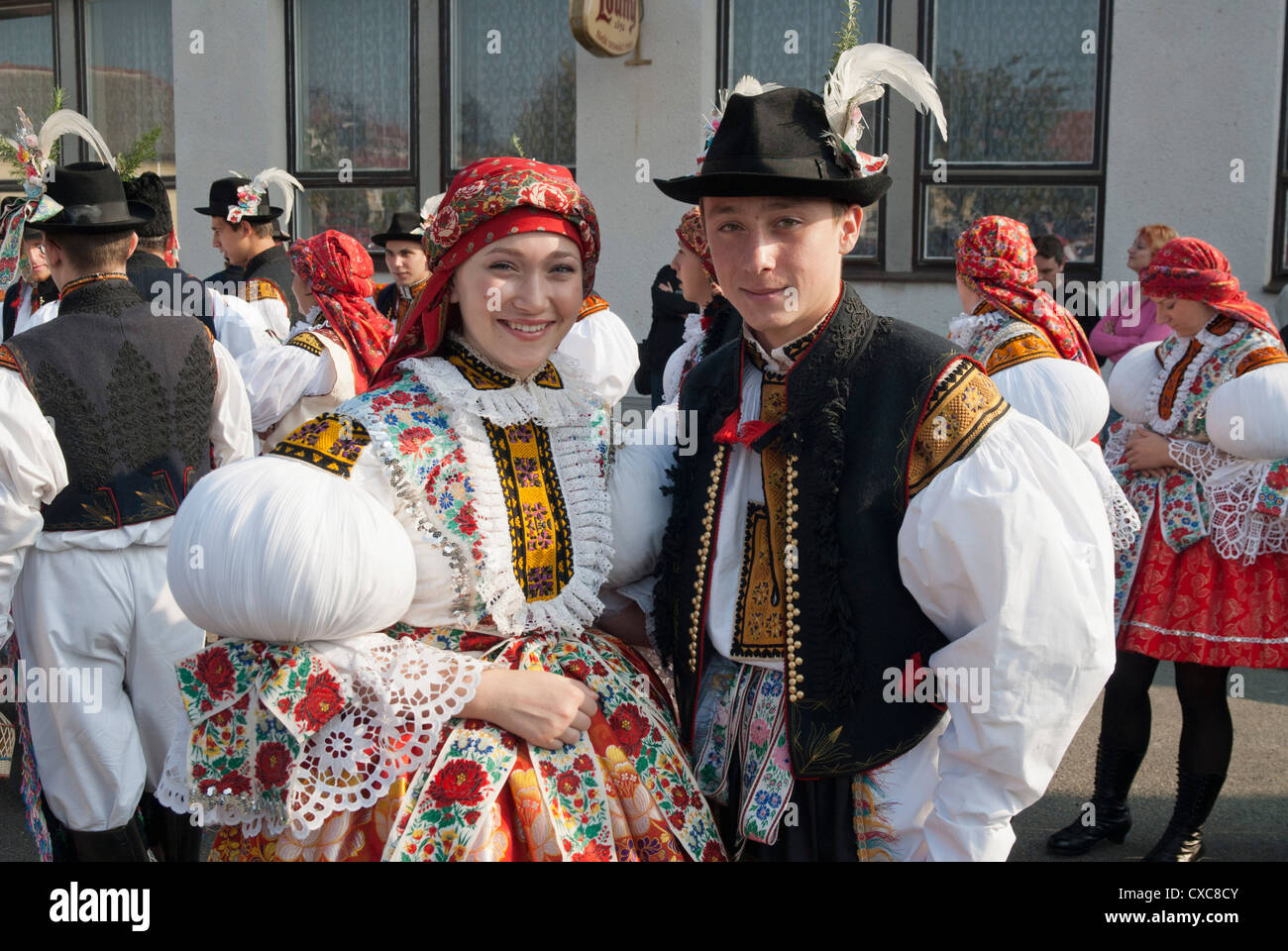 La femme et l'homme portant un costume folklorique pendant l'automne robe de fête avec Law, Festival, Brnensko Borsice, République Tchèque, Europe Banque D'Images