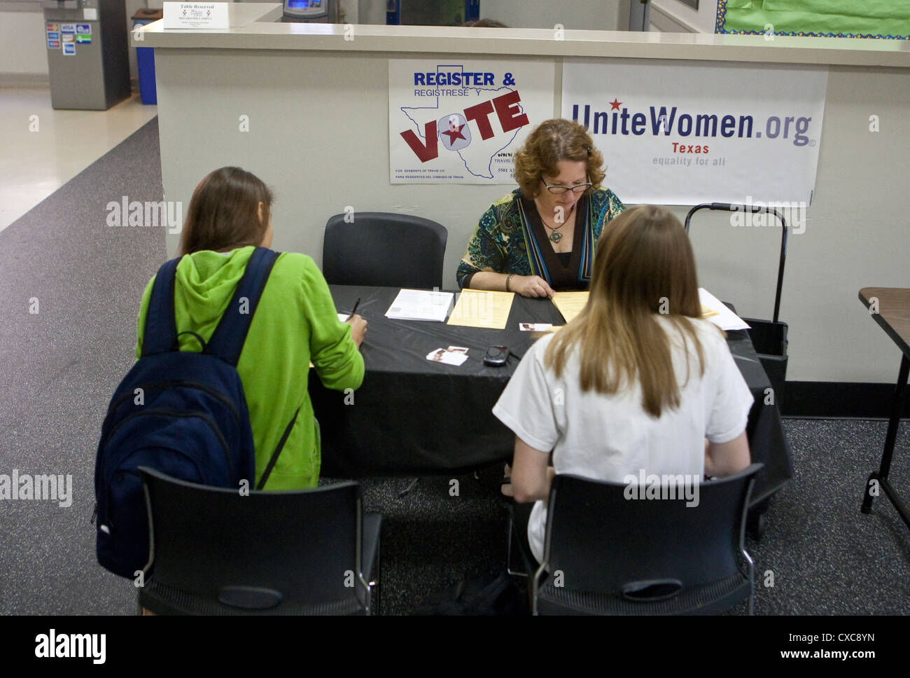 Femelle blanche pousse les étudiants bénévoles à s'inscrire pour voter à Austin Community College à Austin, Texas Banque D'Images