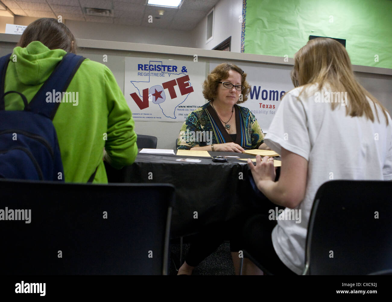 Femelle blanche pousse les étudiants bénévoles à s'inscrire pour voter à Austin Community College à Austin, Texas Banque D'Images