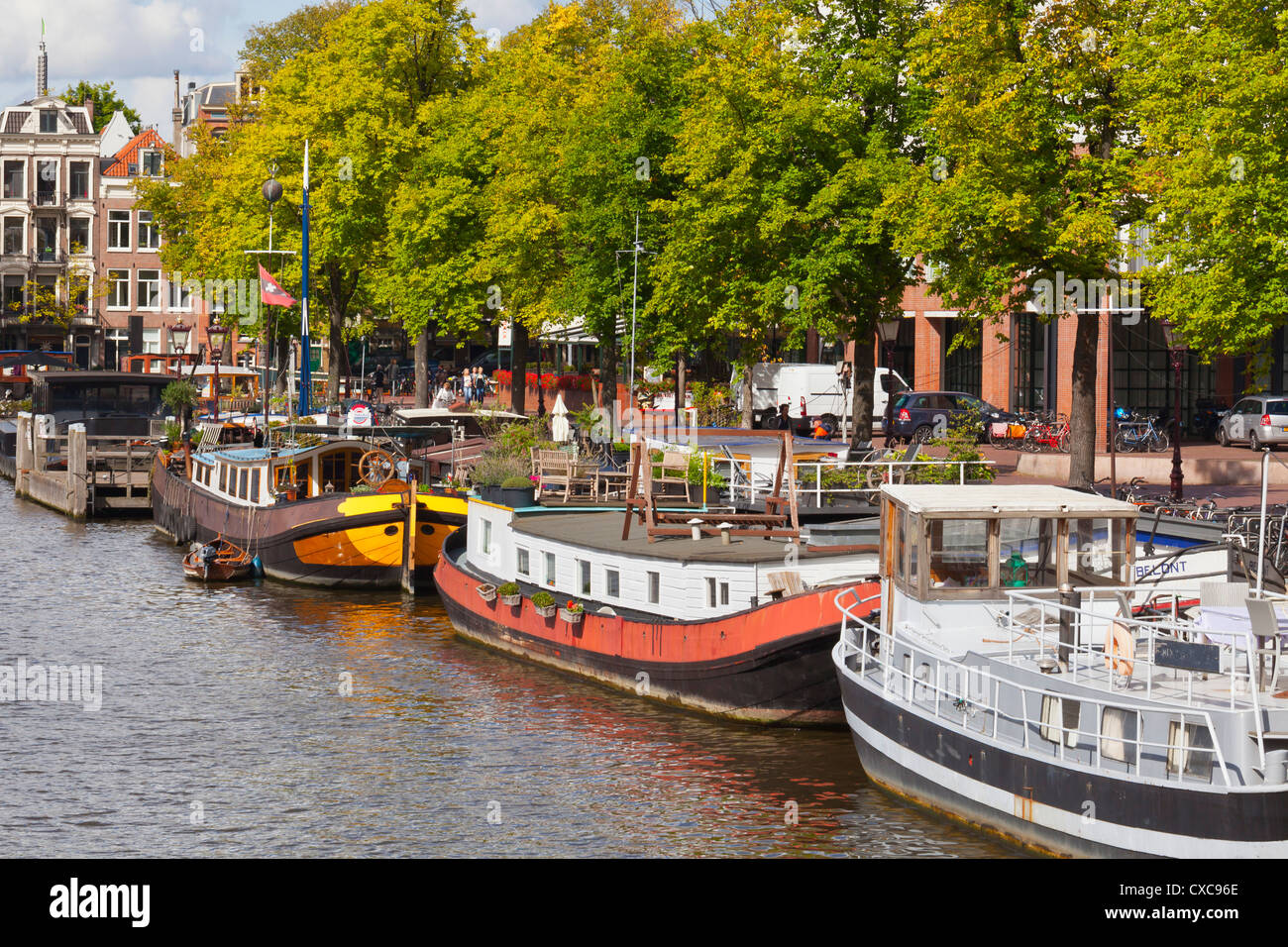 Bateaux-maison à la rivière Amstel - Amsterdam, Pays-Bas, Europe Banque D'Images Bateaux-maison à la rivière Amstel - Amsterdam, Pays-Bas, Europe Banque D'Images